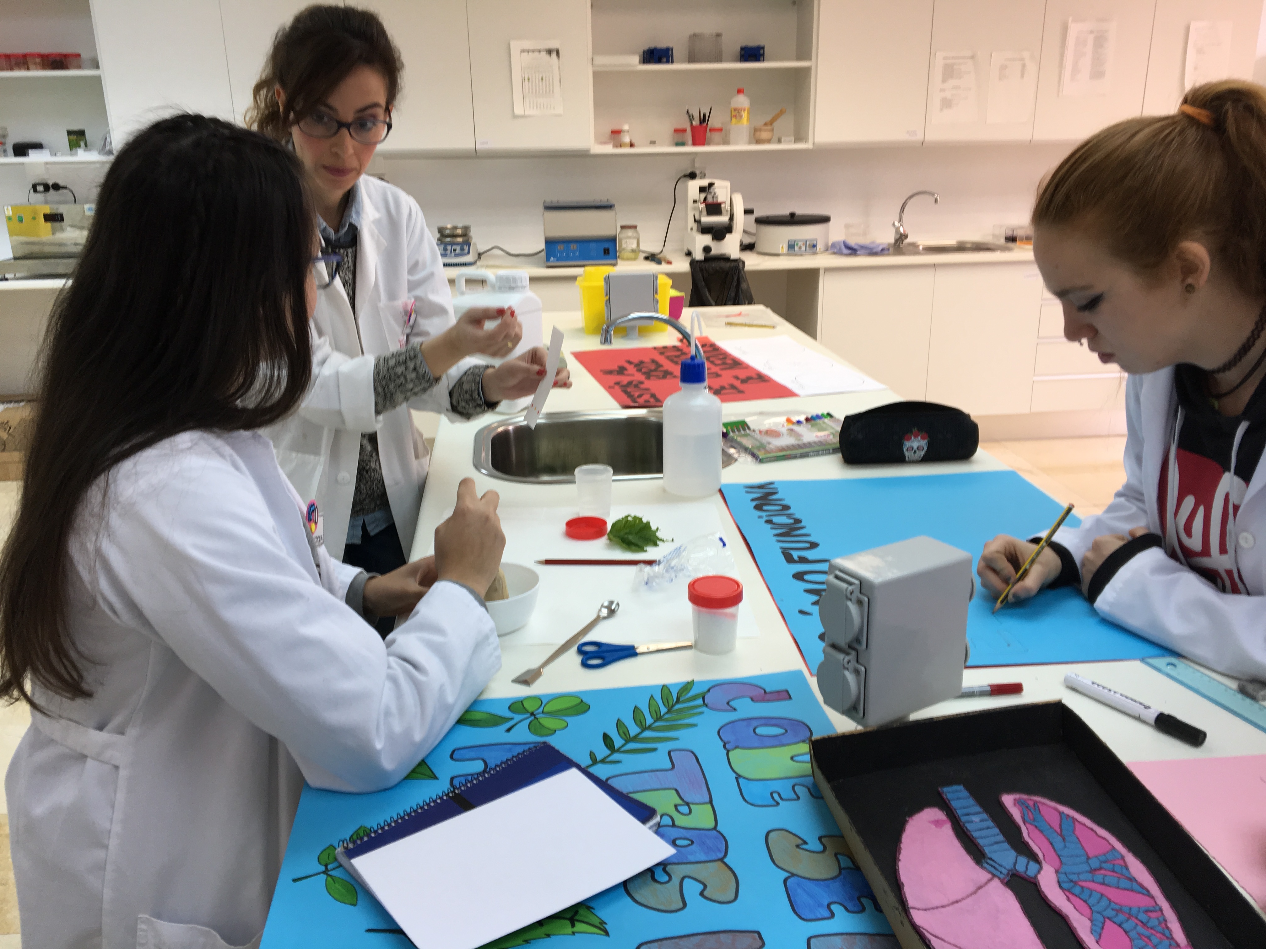 Alumnas de Anatomía Patológica preparando las Jornadas