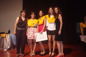 Nuestras alumnas, Alba, Andrea y Yenimar, muy contentas con su título