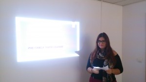 Camila junto a la presentación sobre la tiroiditis de Quervain