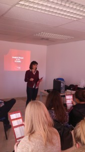 Dña. Lola Ferrer impartiendo la charla  a nuestros alumnos