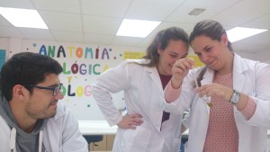 Muestro equipo formado por Dani, Samara y Ofelia observando la aparición del ADN en la interfase con el etanol