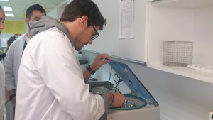 Dani introduciendo los tubos de ADN en la centrifuga para su precipitación