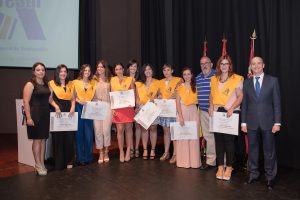 Alumnas de Anatomía Patológica junto con su padrino D. José Martínez Nicolás y sus profesoras. 